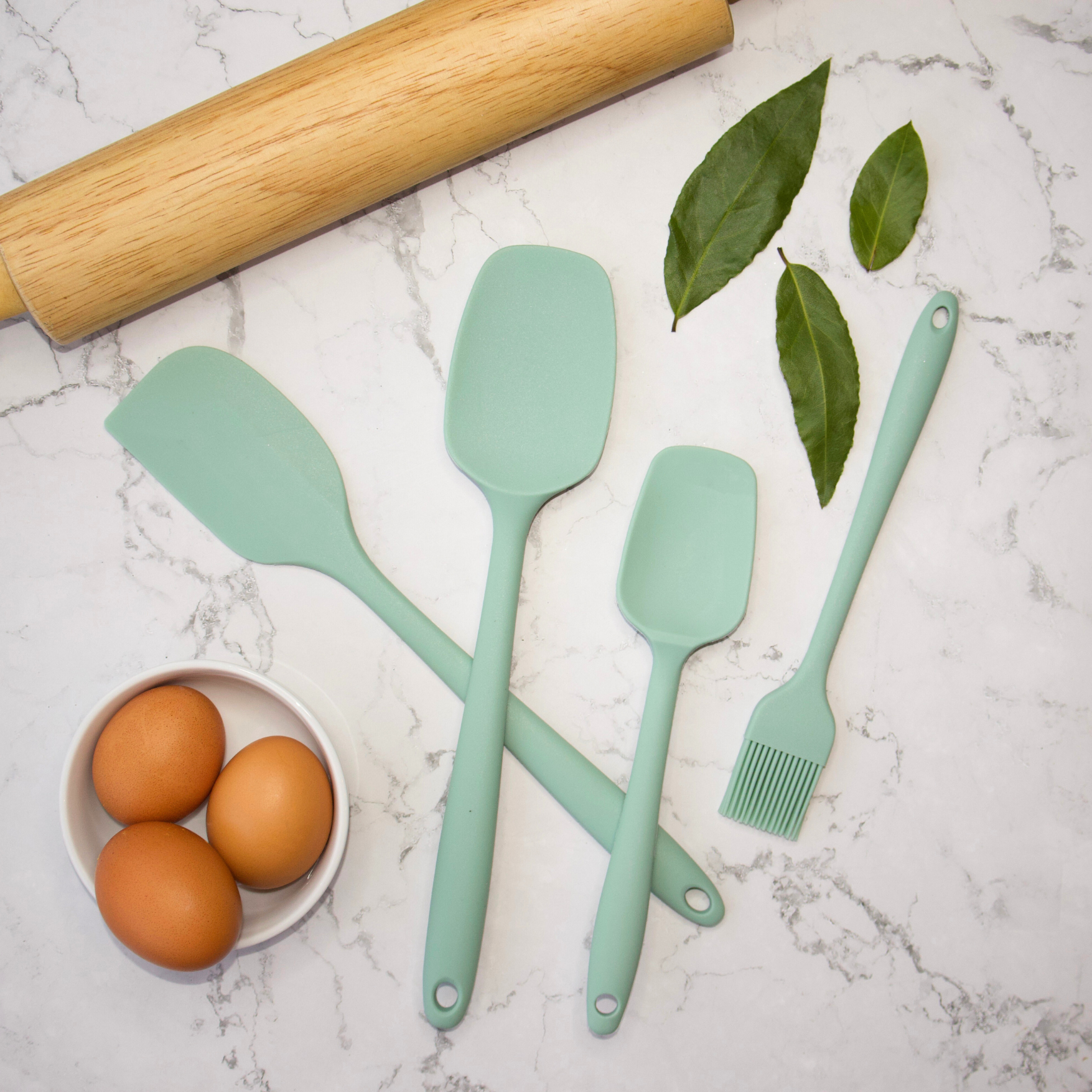 An innovative and versatile Hello High 4-piece silicone spatula set with basting brush. The set includes various spatula shapes for all your kitchen needs, made from high-quality silicone. The ergonomic design ensures comfortable use, and the basting brush adds a convenient touch for glazing and spreading. Perfect for cooking enthusiasts seeking durable and stylish kitchen tools